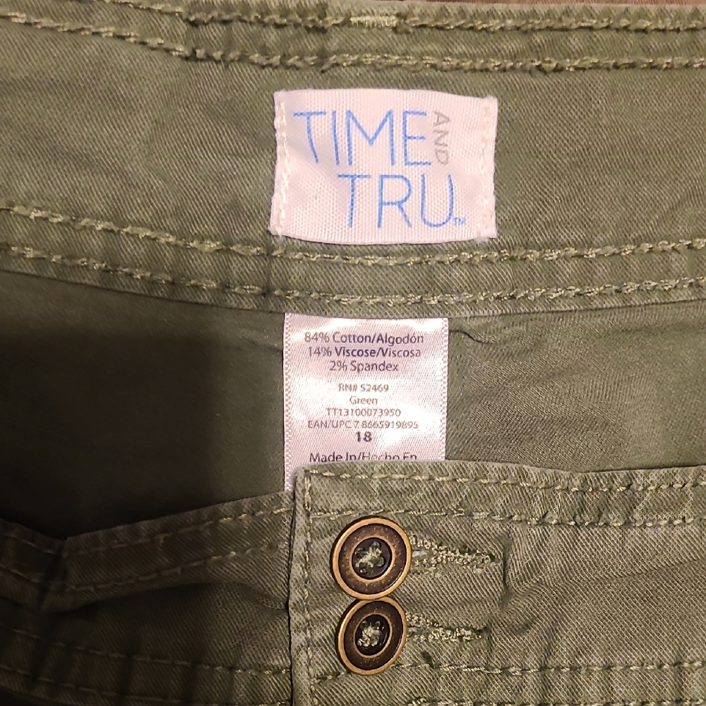 ❤️Stylish Women's Shorts in Green and Tan - Picture 2 of 13